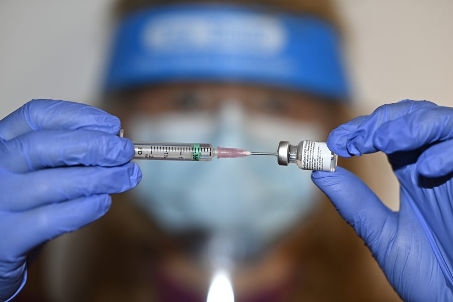 I Frankrike, Tyskland och USA är många fortfarande tveksamma till att ta covid-19 vaccinet, enligt en färsk opinionsundersökning.
