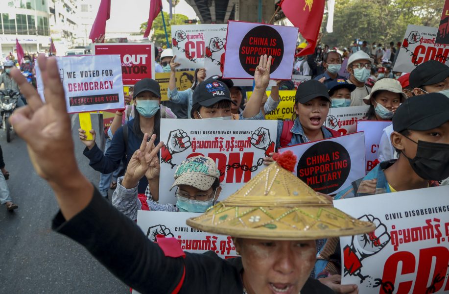 Hundratusentals människor har gått ut på gatorna för att demonstrera mot militärkuppen i Myanmars största stad, Rangoon.