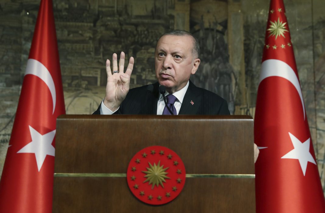Turkiets president Recep Tayyip Erdogan dryftar en idé om att det ska skrivas en helt ny grundlag.