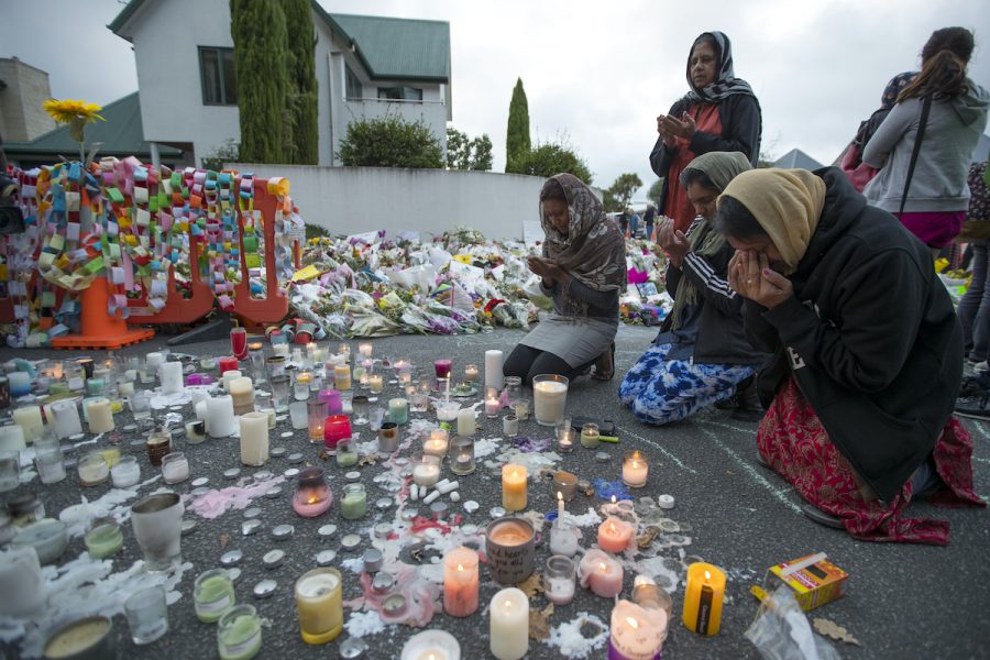Med blommor, ljus och skrivna meddelanden hedras offren för terrorattacken i nyzeeländska Christchurch 2019.