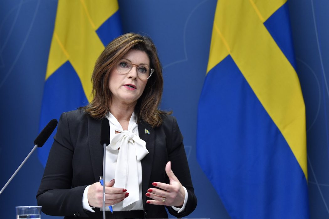 EU:s förslag får inte slå sönder lönebildningen i de länder där den fungerar bra, kommenterade arbetsmarknadsminister Eva Nordmark när förslaget lades fram.