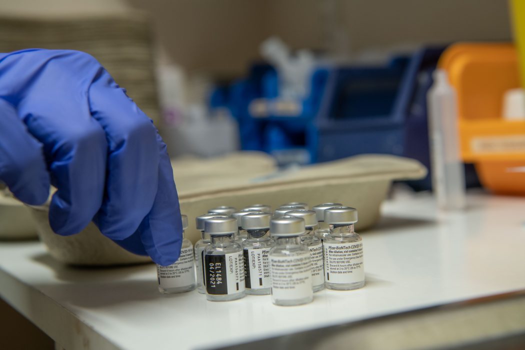 I Danmark talade man redan i julas om att försöka få ut sju doser vaccin.