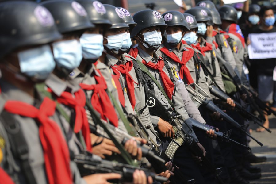Beväpnad polis i Myanmars huvudstad Naypyidaw på måndagen.