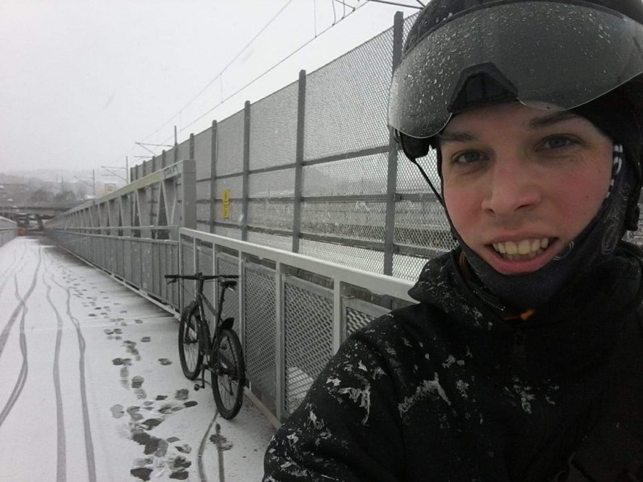Det tog Erik Brinkman 17 vändor på cykel med sin kärra att flytta hela bohaget mitt i vintern.