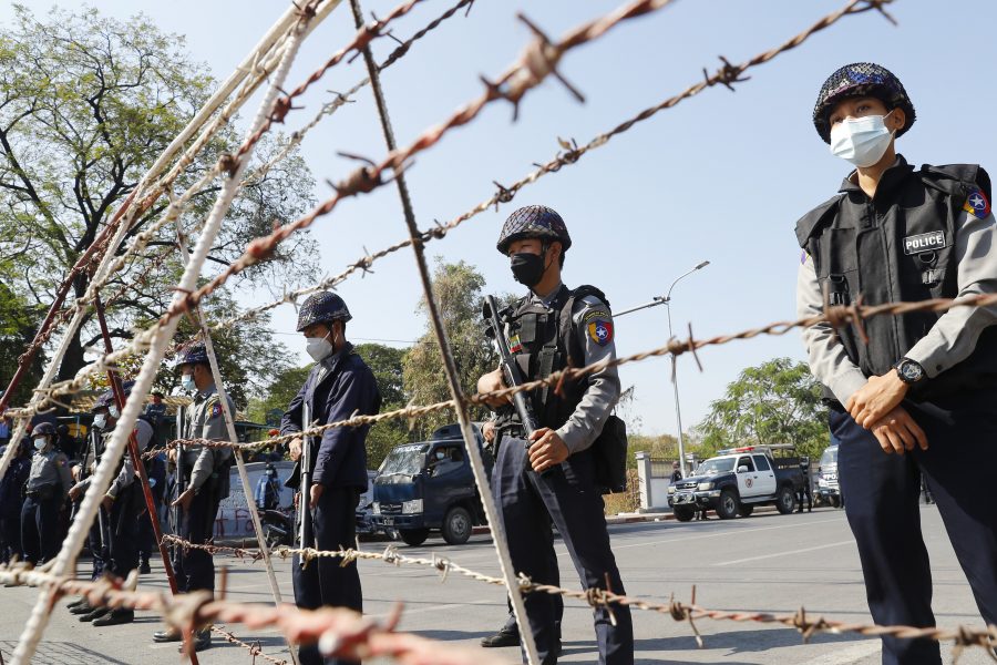 Poliser blockerar vägen för demonstranter i Mandalay, Myanmar.