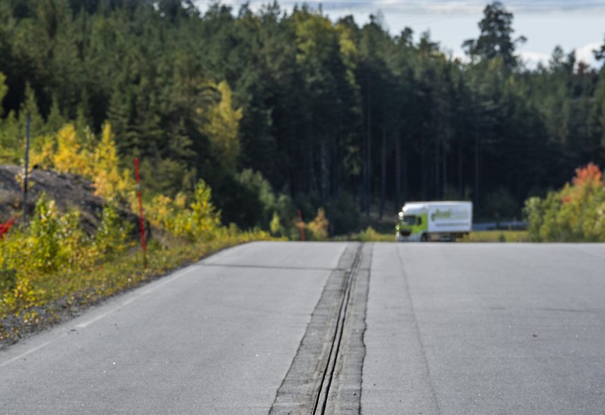 En utbyggnad av det svenska elvägnätet behövs, menar Trafikverket, men inte i en så stor omfattning som man tidigare trott.