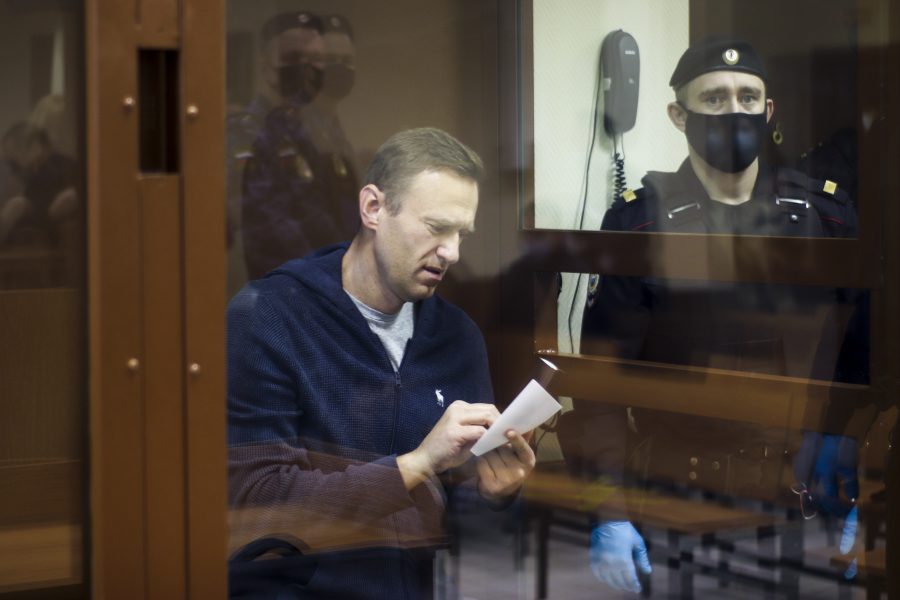 Aleksej Navalnyj antecknar under fredagens förhandling.