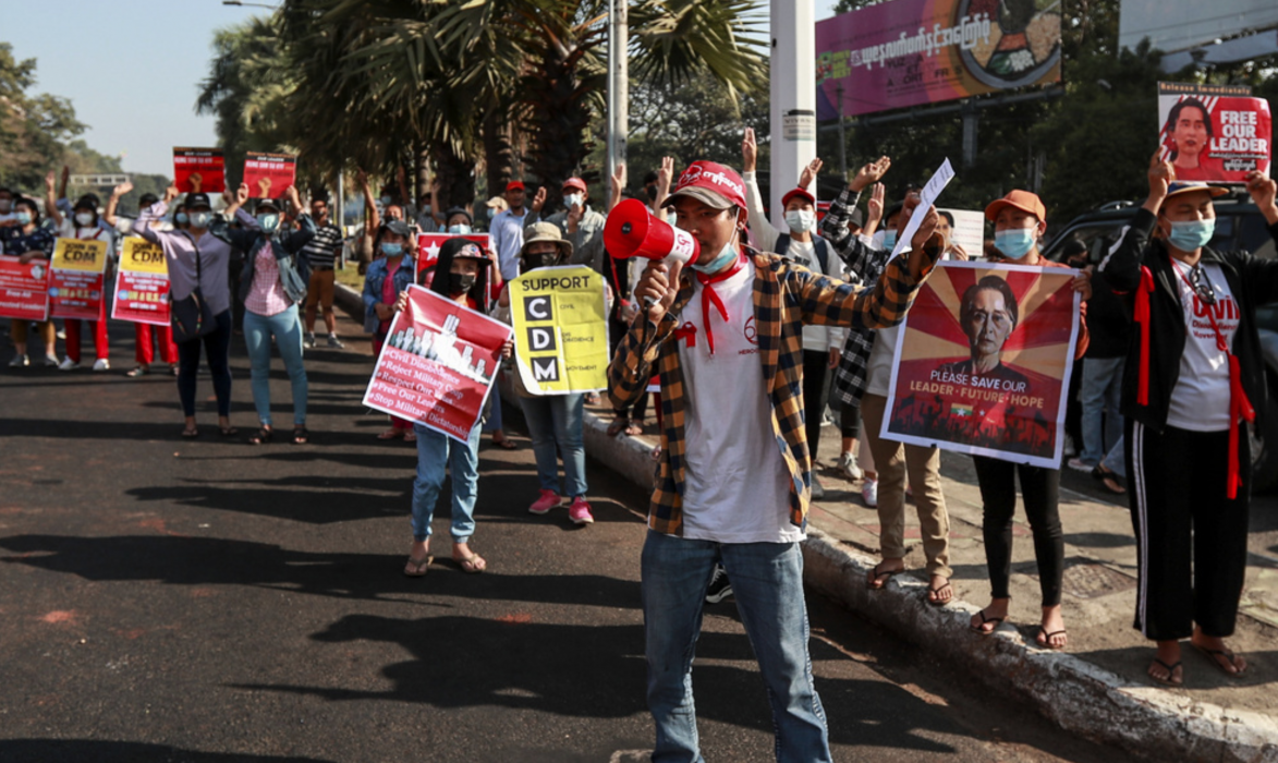 Demonstranter i Rangoon i Myanmar under onsdagen.