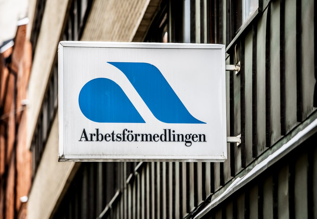 Många äldre arbetstagare har förlorat jobbet under pandemin, visar siffror från Arbetsförmedlingen.