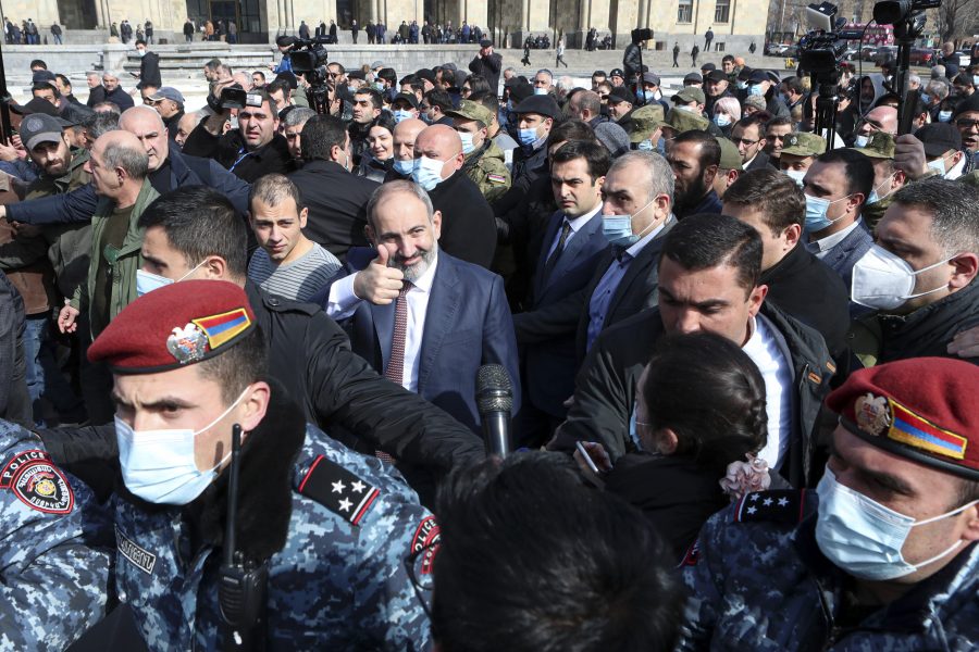 Nikol Pasjinian gör tummen upp när han anländer till en samling till stöd för regeringen på Republiktorget i Jerevan på torsdagen.