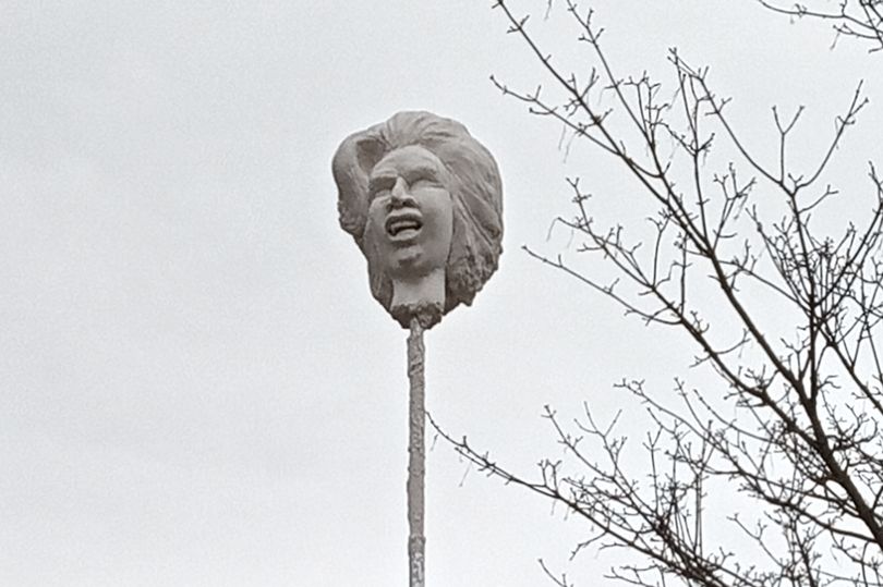 Lincolnshires polisen i England har, enligt BBC, säger att de utreder att en staty som visar huvudet på Margaret Thatcher på en spik satts upp i staden Grantham.