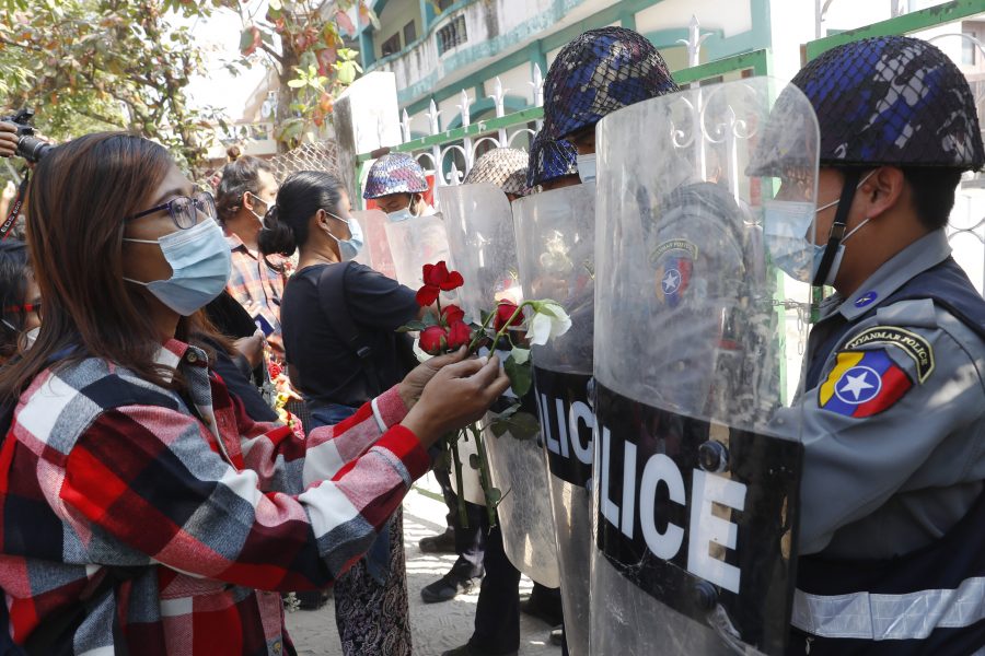En manifestation till stöd för gripna universitetsstudenter i staden Mandalay i Myanmar på fredagen.