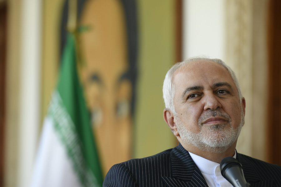 Irans utrikesminster Mohammad Javad Zarif kräver att USA lyfter sanktionerna mot Iran för att Iran ska låta IAEA:s kärnenergiinspektioner fortsätta ograverade.