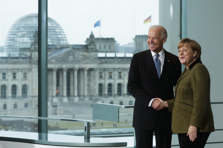 USA:s president (då vicepresident) Joe Biden och Tysklands förbundskansler Angela Merkel vid ett möte i Berlin 2013.