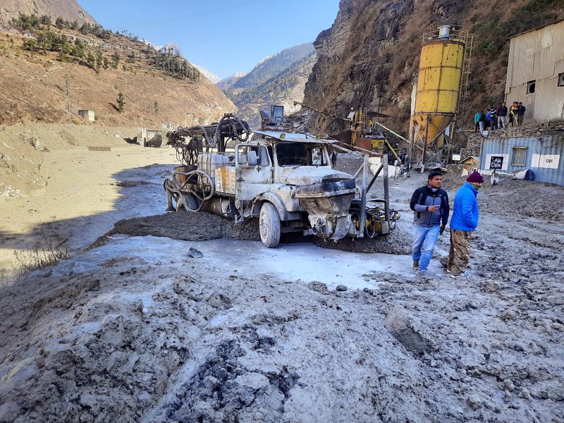 Människor inspekterar skadorna efter det att en del av glaciären Nanda Devi rasat samman.