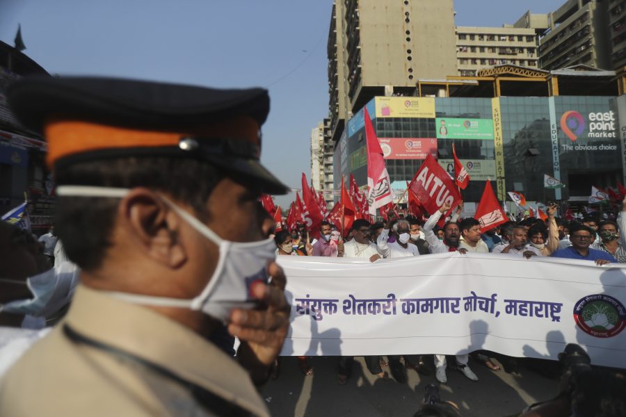 Företrädare för olika oppositionspartier demonstrerar till stöd för indiska bönders protester mot nya jordbrukslagar, här i Mumbai.