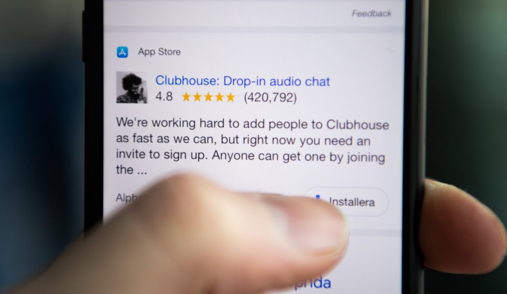 Clubhouse är en ljudbaserad gratisapp där användaren kommunicerar med andra eller lyssnar på andras samtal i så kallade "rum".