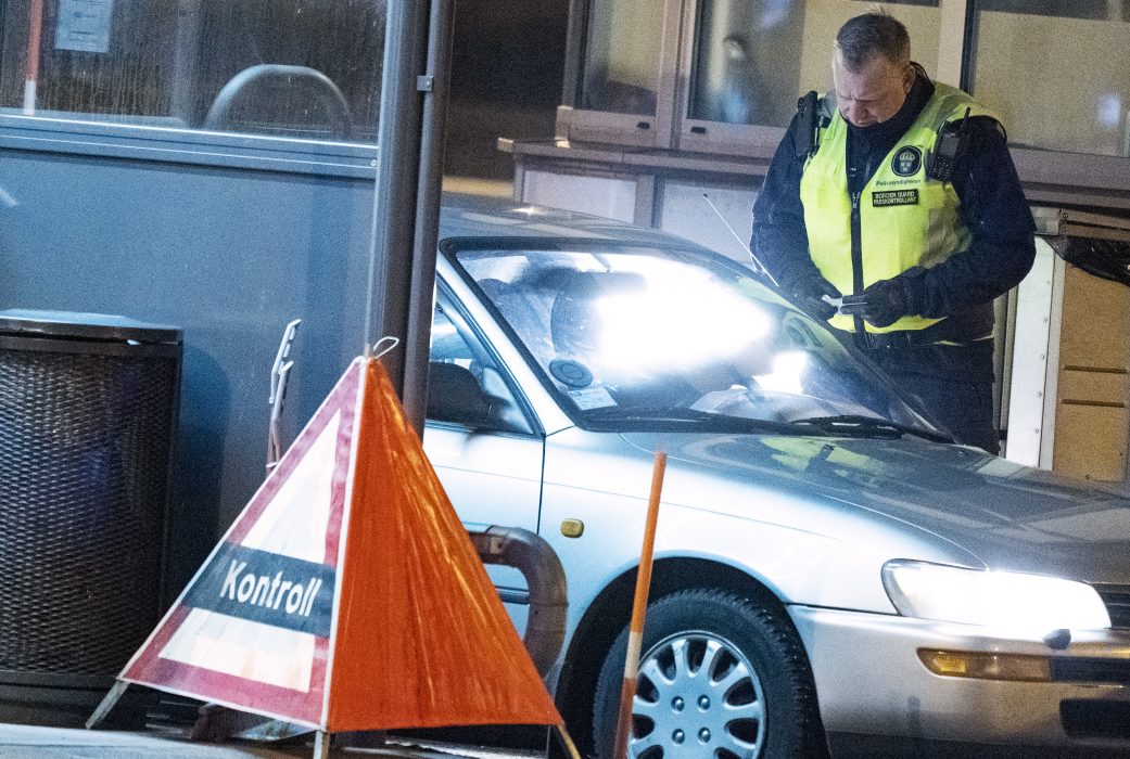 Kontroll vid inresa över gränsen mot Danmark.