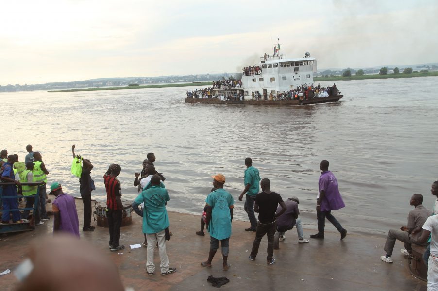 En passagerarbåt anländer i Kongo-Kinshasas huvudstad Kinshasa.