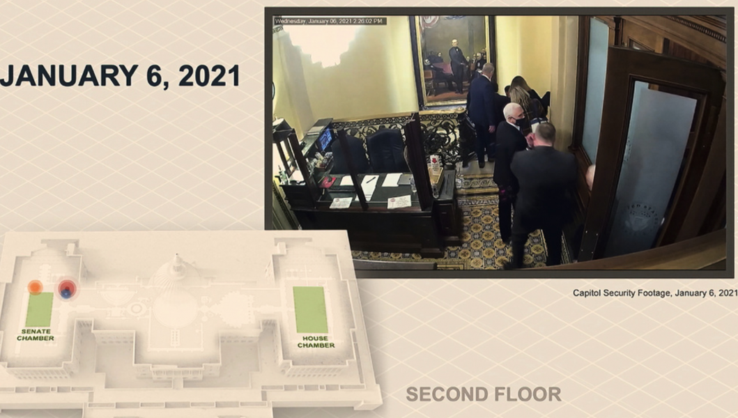 På övervakningsfilmen syns hur vicepresident Mike Pence och hans familj evakueras nedför en trappa (den orange pricken på grafiken till vänster), medan mobben som är på väg mot senatskammaren uppehålls av polismannen Eugene Goodman.