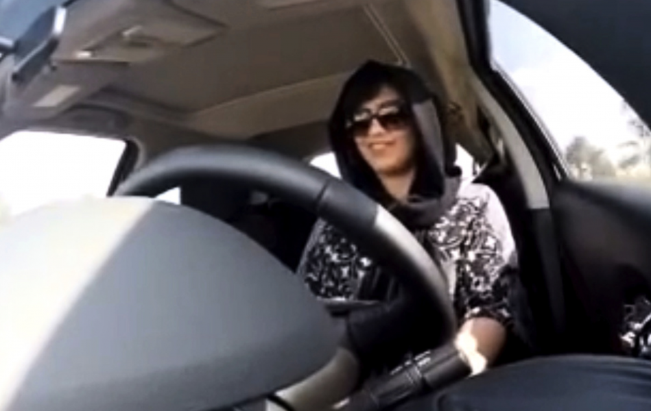 Loujain al-Hathloul på en bild från 2014 när hon kör bil.