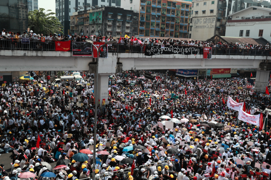 Omfattande demonstrationer i Rangoon (Yangon) på måndagen.