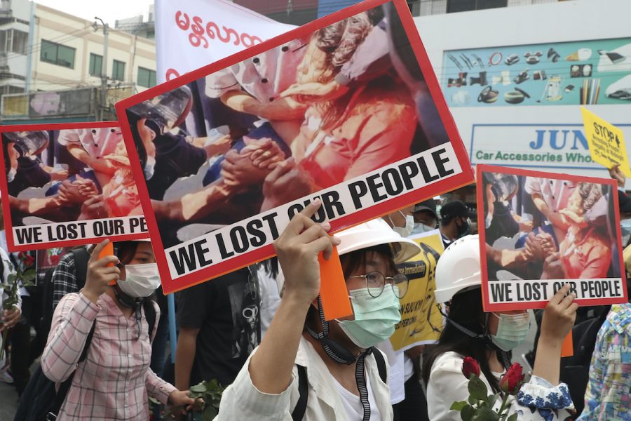 Deltagare i protesterna mot militärjuntan som tagit makten i Myanmar håller upp bilder på Mya Thwet Thwet Khine som dog av skottskador häromdagen efter att ha gått i en demonstration mot militären den 9 februari.