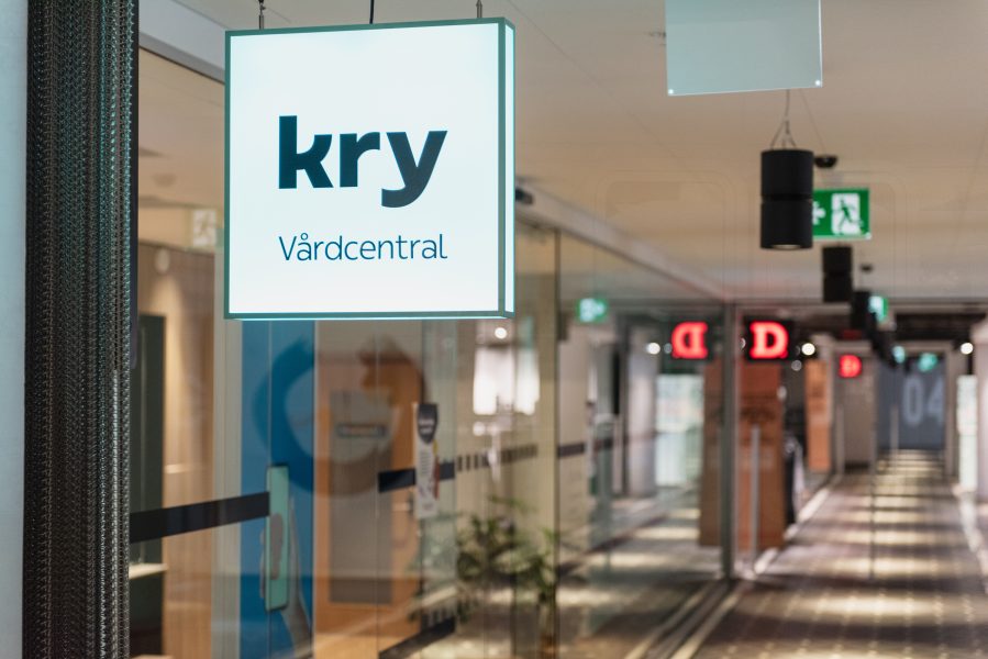 Vänsterpartiet kräver att det görs en oberoende granskning av region Stockholms relation till det privata vårdbolaget Kry innan beslut fattas kring bolagets köp av 1177 Vårdguiden.