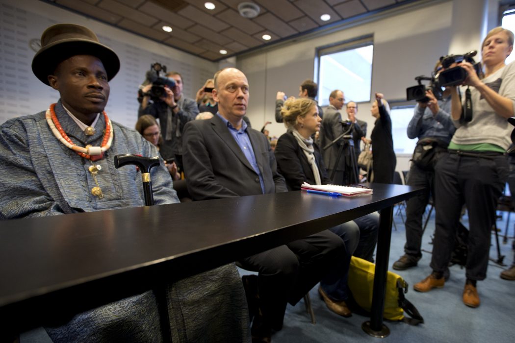 Geert Ritsema, dåvarande kampanjledare för miljöorganisationen Friends of the earth och käranden Eric Dooh, under en rättegång 2013 i de nigerianska jordbrukarnas rättsfall mot Shell.