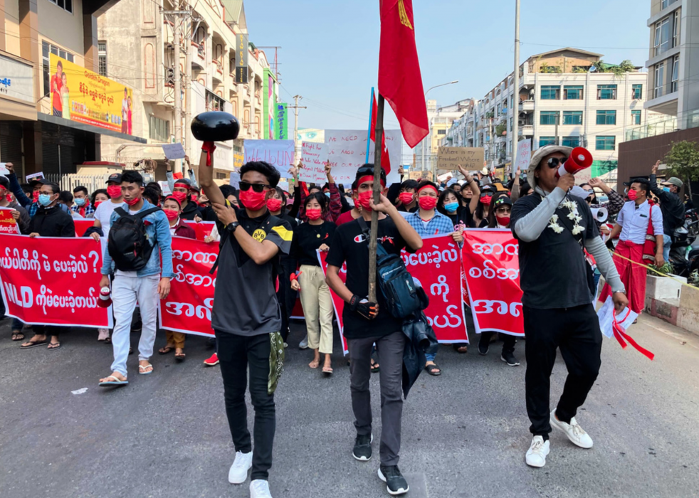 Ett demonstrationståg genom Myanmars näst största stad Mandalay på måndagen.