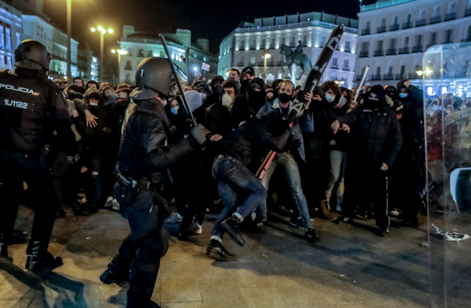 Polis och demonstranter drabbade samman i bland annat Madrid under onsdagskvällen.