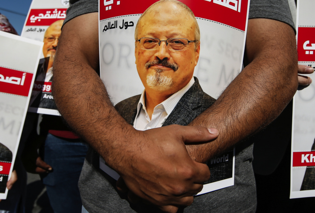 En manifestation utanför det saudiska konsulatet i Istanbul i Turkiet för att uppmärksamma tvåårsdagen för mordet på journalisten Jamal Khashoggi.