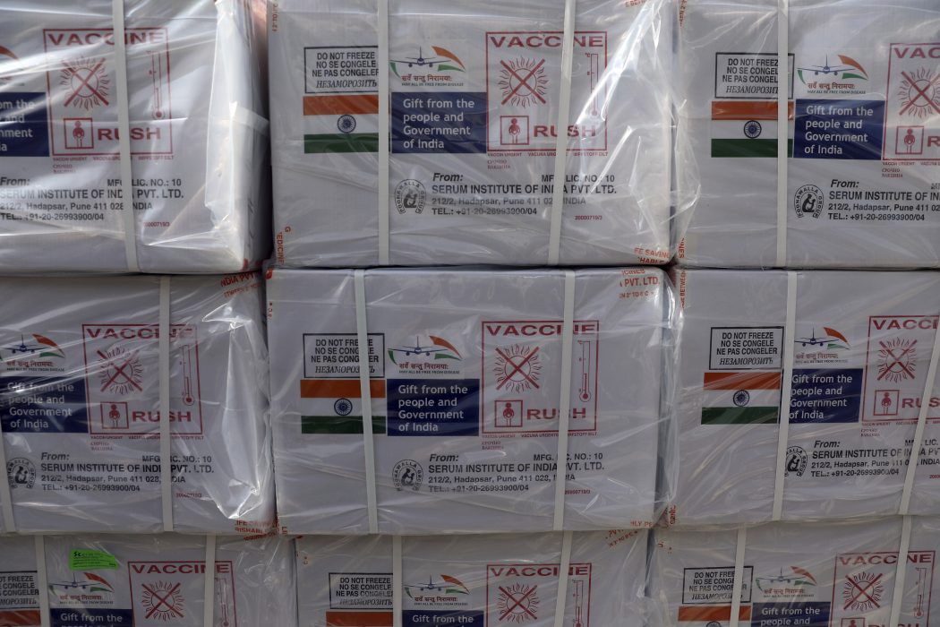 Indien tillverkar väldigt mycket av världens vaccin, och sprider nu preparaten över världen inom Covax-projektet.