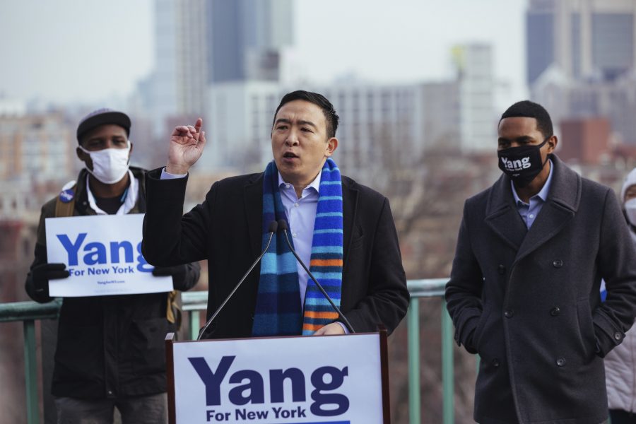 Demokraten och entreprenören Andrew Yang, som kandiderar till borgmästare i New York, vill införa en särskild bank som ska erbjuda basinkomst till ekonomiskt utsatta samt hjälp till papperslösa och småföretagare.