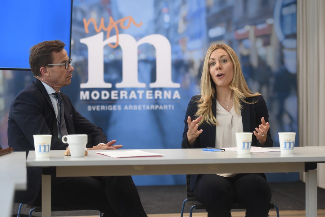 Moderatledaren Ulf Kristersson lyssnar när partiets miljö- och klimatpolitiska talesperson Jessica Rosencrantz talar.