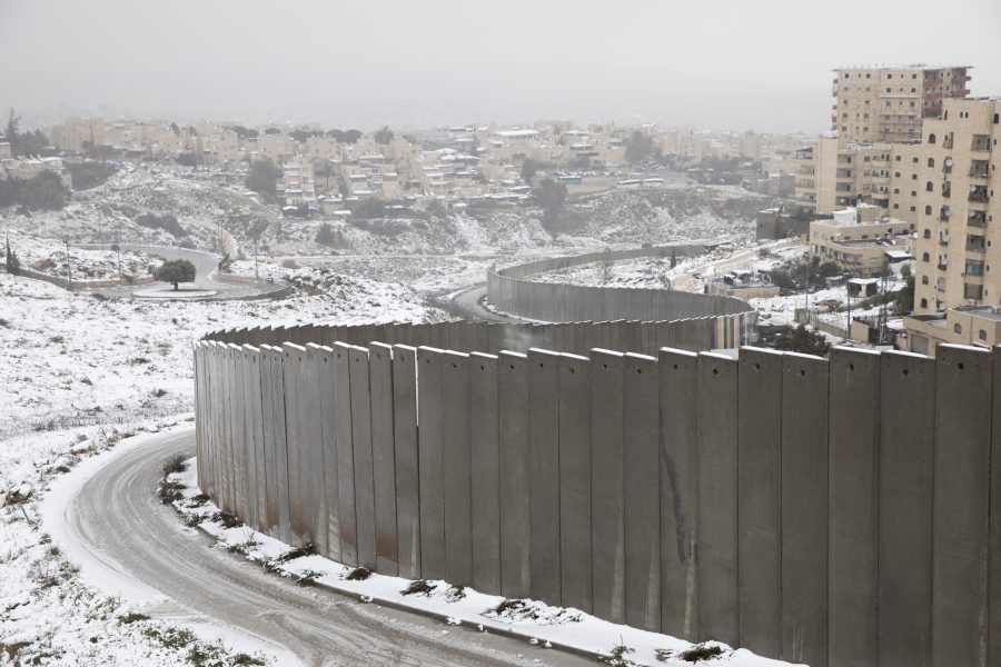 Israel har byggt en mur som skiljer de palestinska områdena från de israeliska.