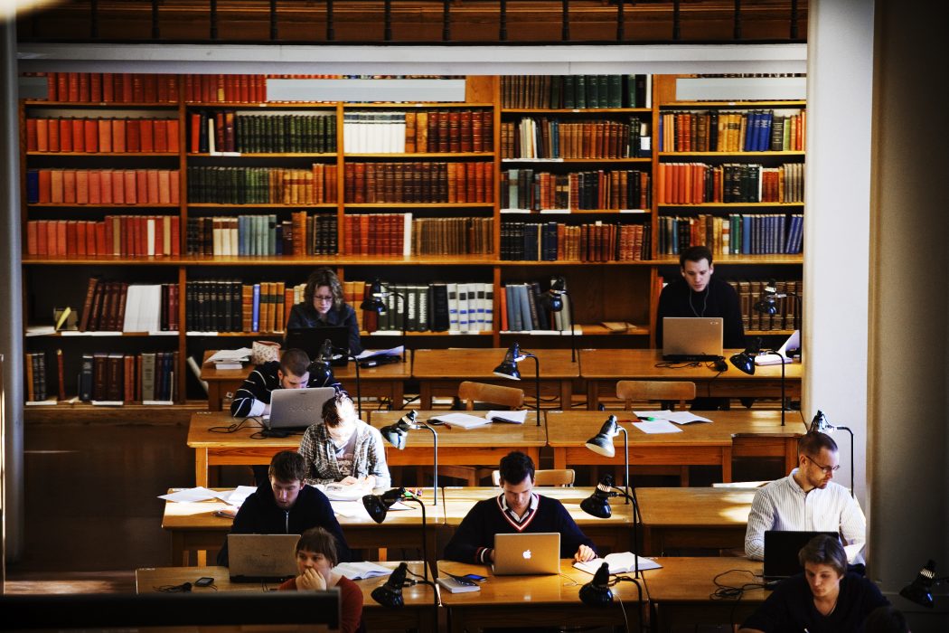 Krav på bland annat språkkunskaper och försörjning för att få permanent uppehållstillstånd kan göra det svårt att locka forskare till svenska universitet, befarar bland andra Sveriges universitetslärarförbund.