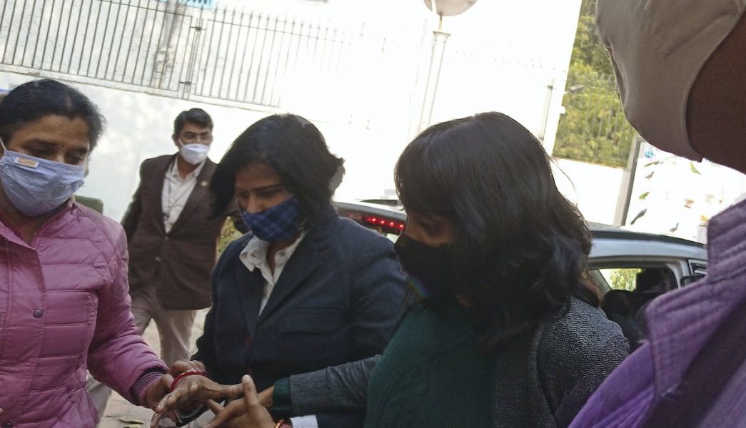 Den 22-åriga klimataktivisten Disha Ravi utanför domstolen i Delhi, som på polisens begäran sade ja till att hålla henne i förvar ytterligare tre dagar.