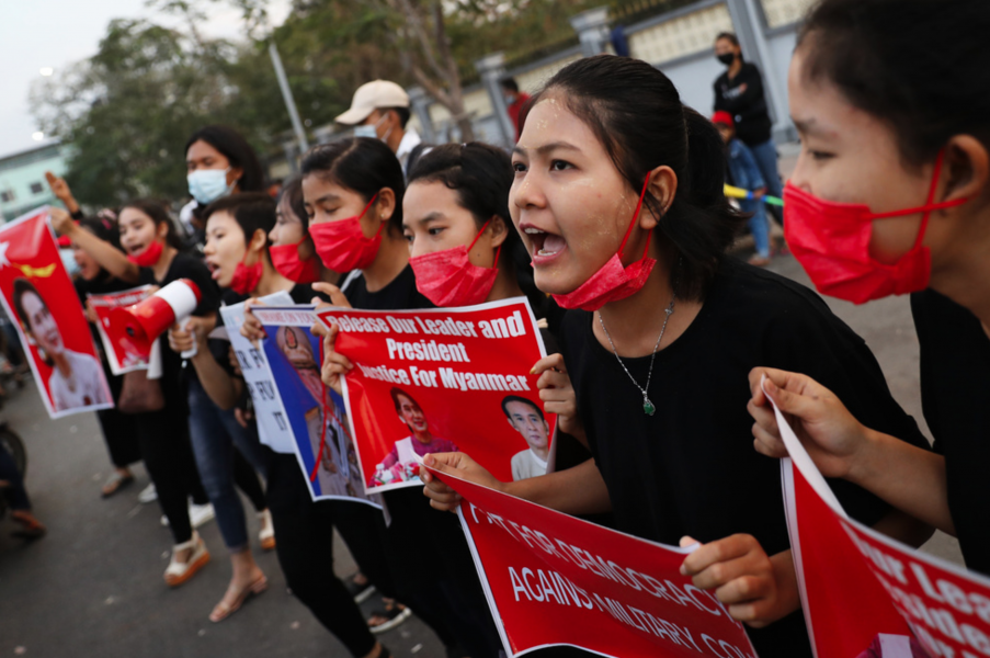 Demonstranter protesterar i Myanmars nästa största stad Mandalay på måndagen.
