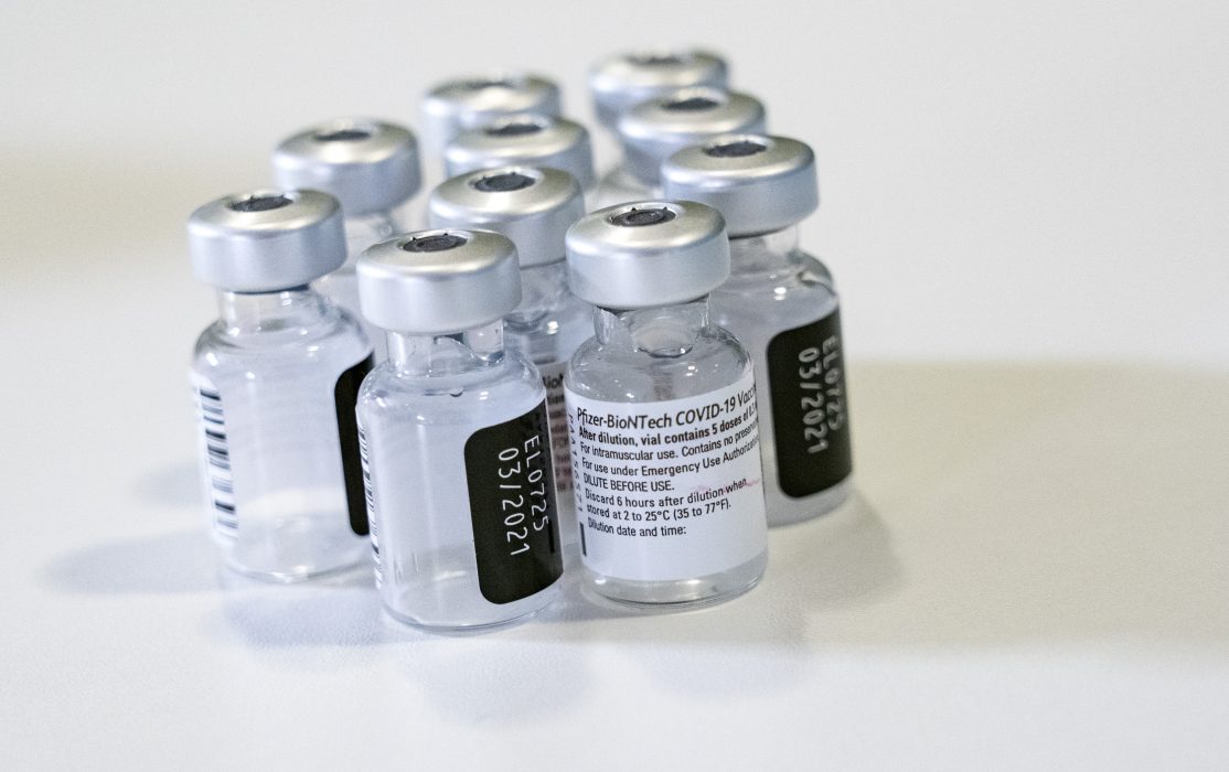 Använda ampuller med Pfizer/Biontechs vaccin.