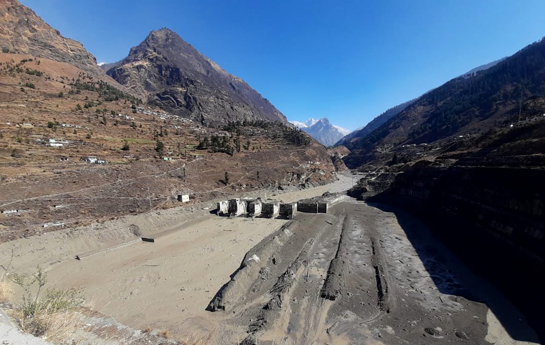Vy över delar av olycksområdet efter söndagens glaciärras i den indiska delstaten Uttarakhand.