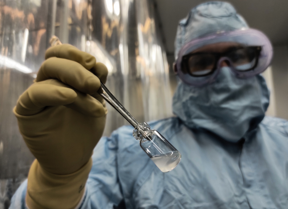 En anställd vid Finlay-institutets förpackningsanläggning i Havanna visar upp en dos av "Soberana 2", en av Kubas fyra vaccinkandidater.
