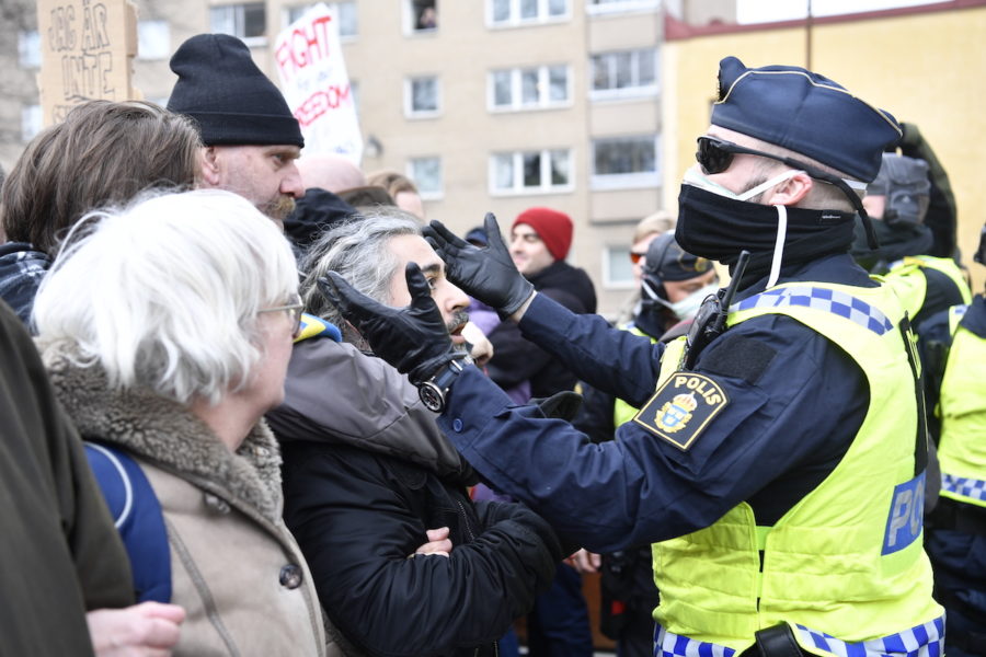Polisen uppmanade demonstranterna att lämna torget i centrala Stockholm.