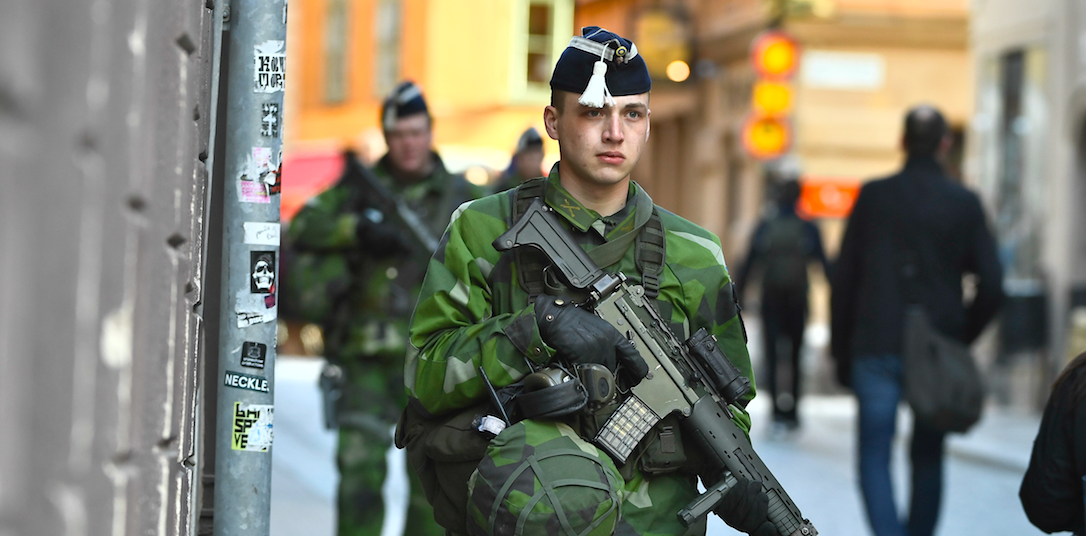 En svensk soldat i Gamla stan.