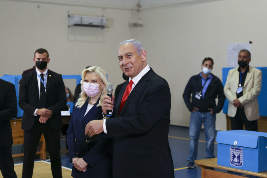 Israels premiärminister Benjamin Netanyahu och hans hustru Sara Netanyahu när de precis har röstat i Jerusalem på valdagen.