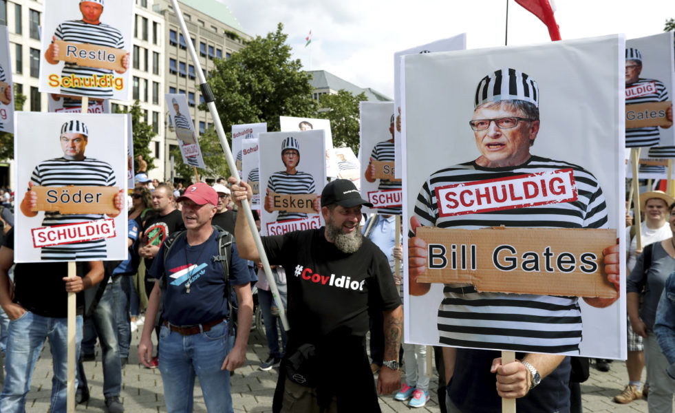 Under coronademonstrationerna i Berlin i augusti förra året hölls bland annat upp en skylt där Bill Gates utmålas som "skyldig".