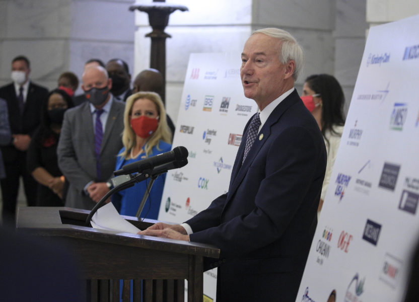 Arkansas guvernör Asa Hutchinson har undertecknat en lag mot ett nästintill totalförbud av abort.