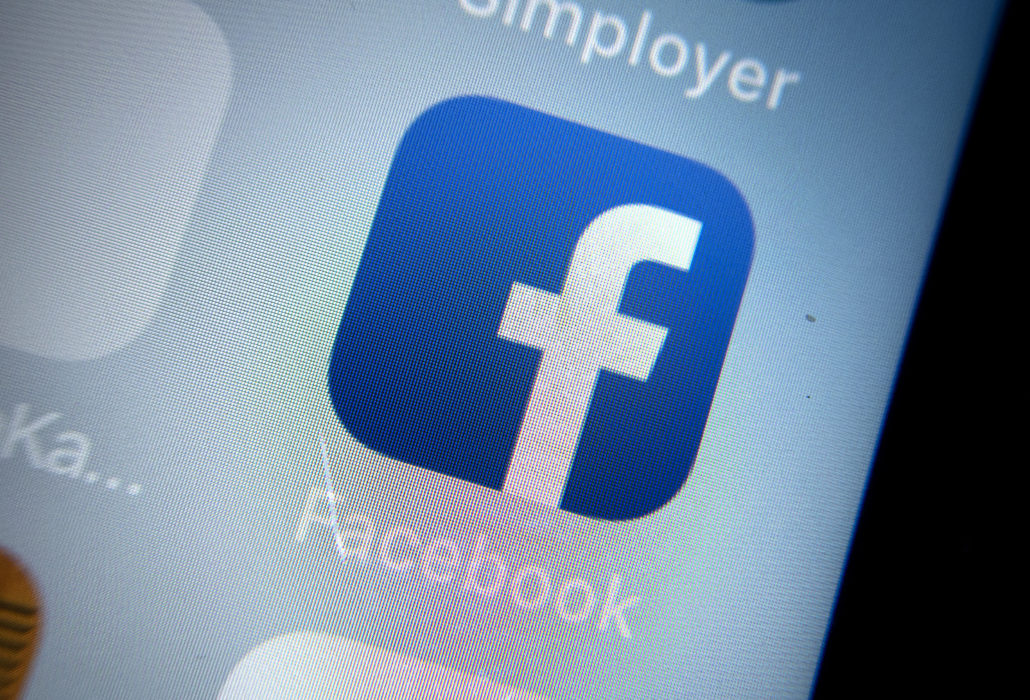 Kinesiska hackare har använt Facebook för att spionera på exiluigurer runt om i världen.