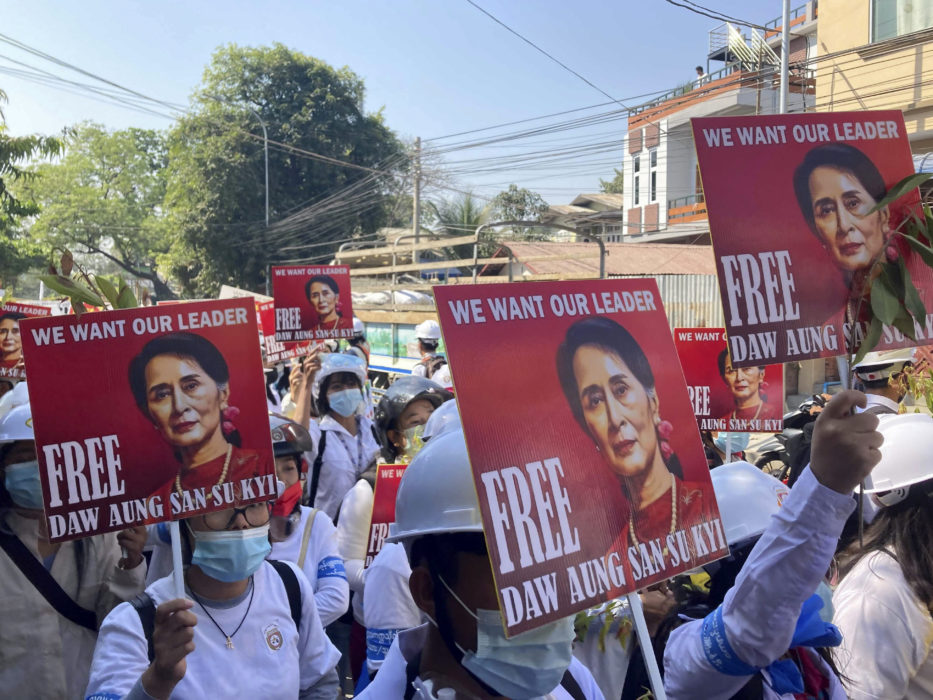 Demonstranter i staden Mandalay håller upp porträtt på Myanmars avsatta folkvalda ledare Aung San Suu Kyi och kräver att hon ska friges.