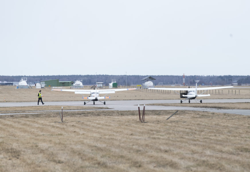 Två mindre flygplan på Västerås flygplats, som nu ser ut att bli kvar efter en tydlig vinst för nejsidan i folkomröstningen.